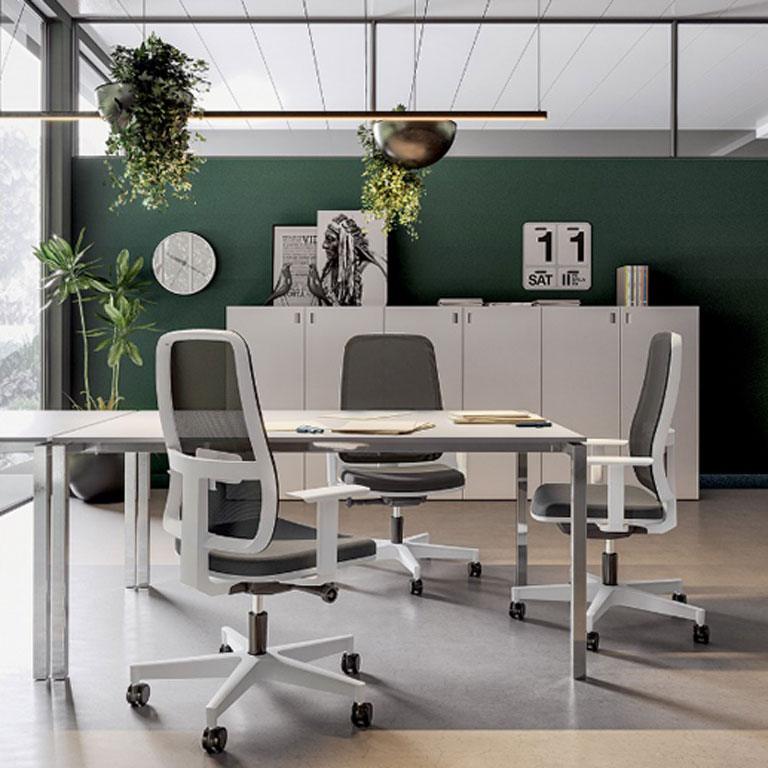 sillas ergonomica blanca en mesa de trabajo